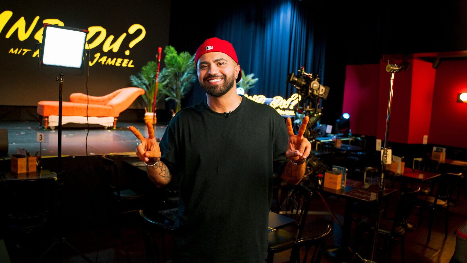 Aladdin Jameel auf der Bühne vor dem Schriftzug Und Du?