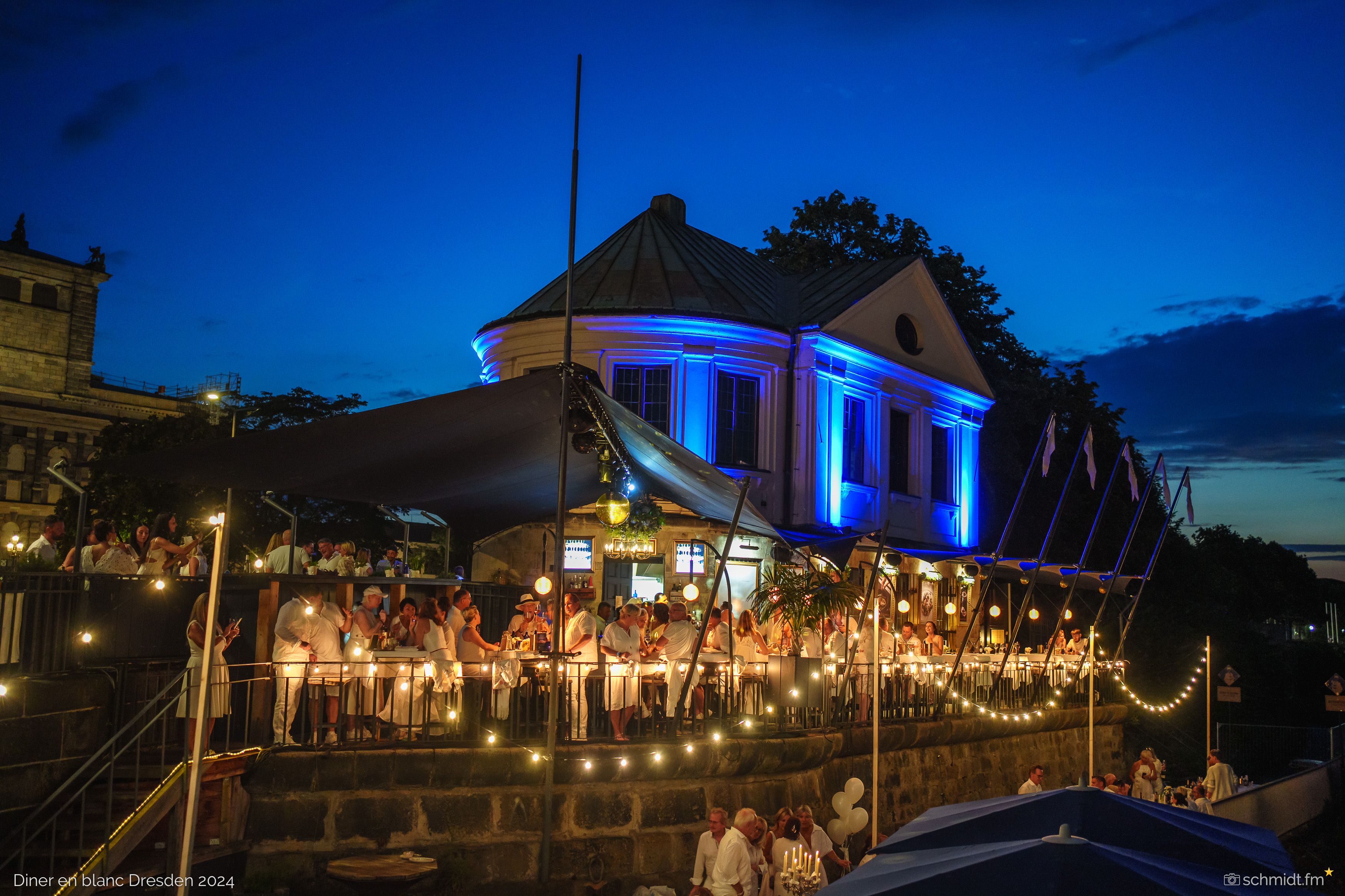 Abendliche Elbterrasse des Kobalt Club Royal am Theaterplatz Dresden