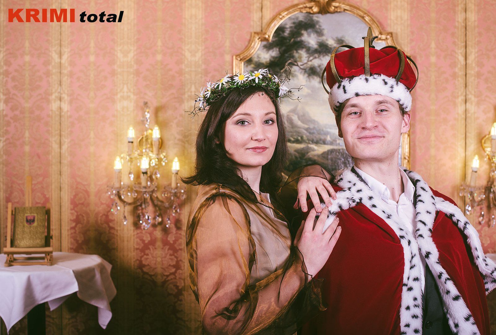 KrimiTotal Motiv Mord Royal: Darsteller in königlichen Kostümen