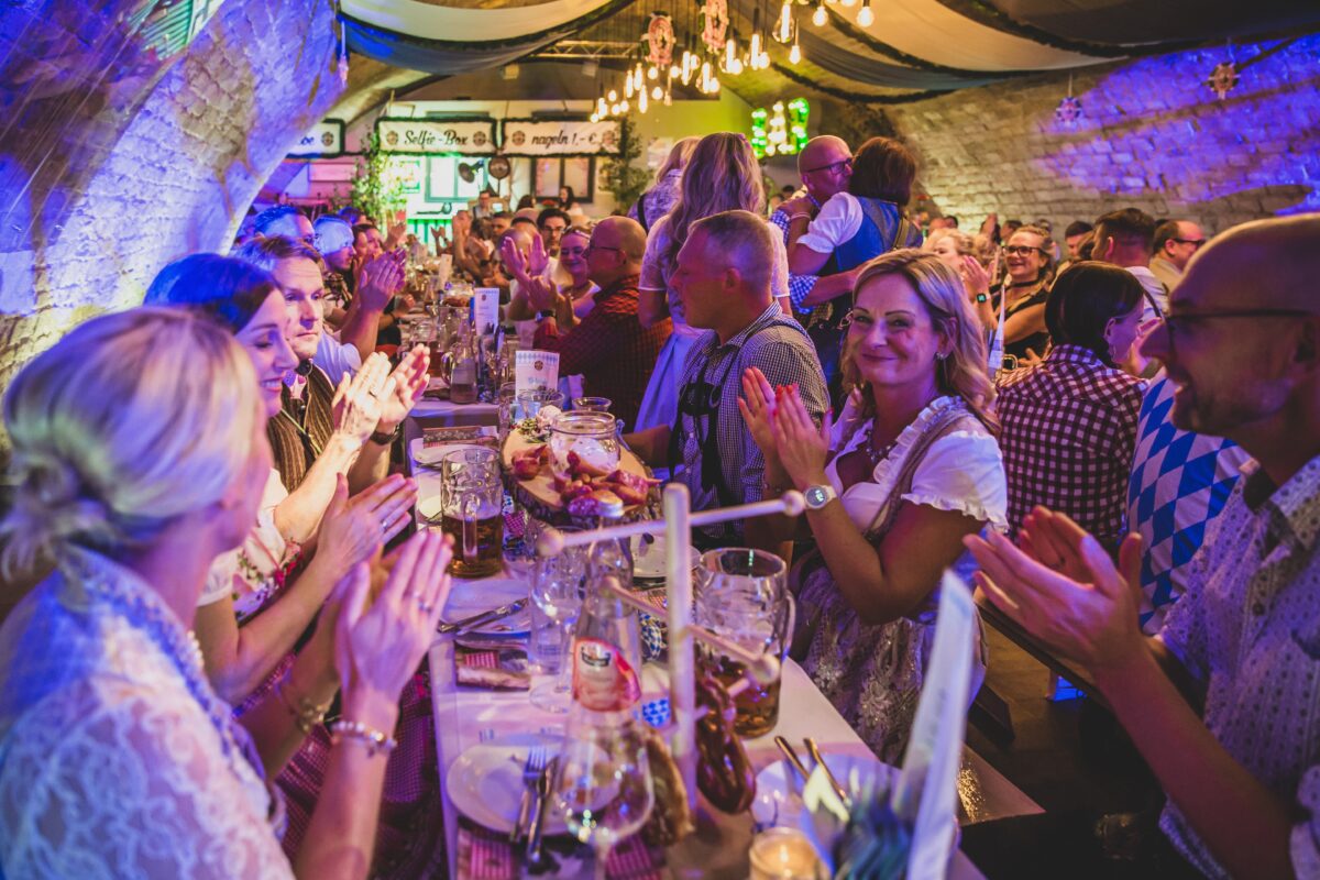 Wiesn 2 0 Tisch mit Leuten 1