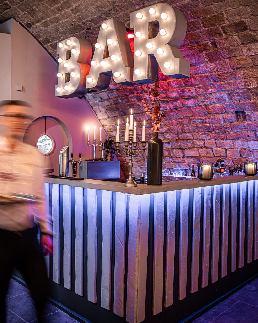 Leuchtende BAR-Buchstaben bei einem Event