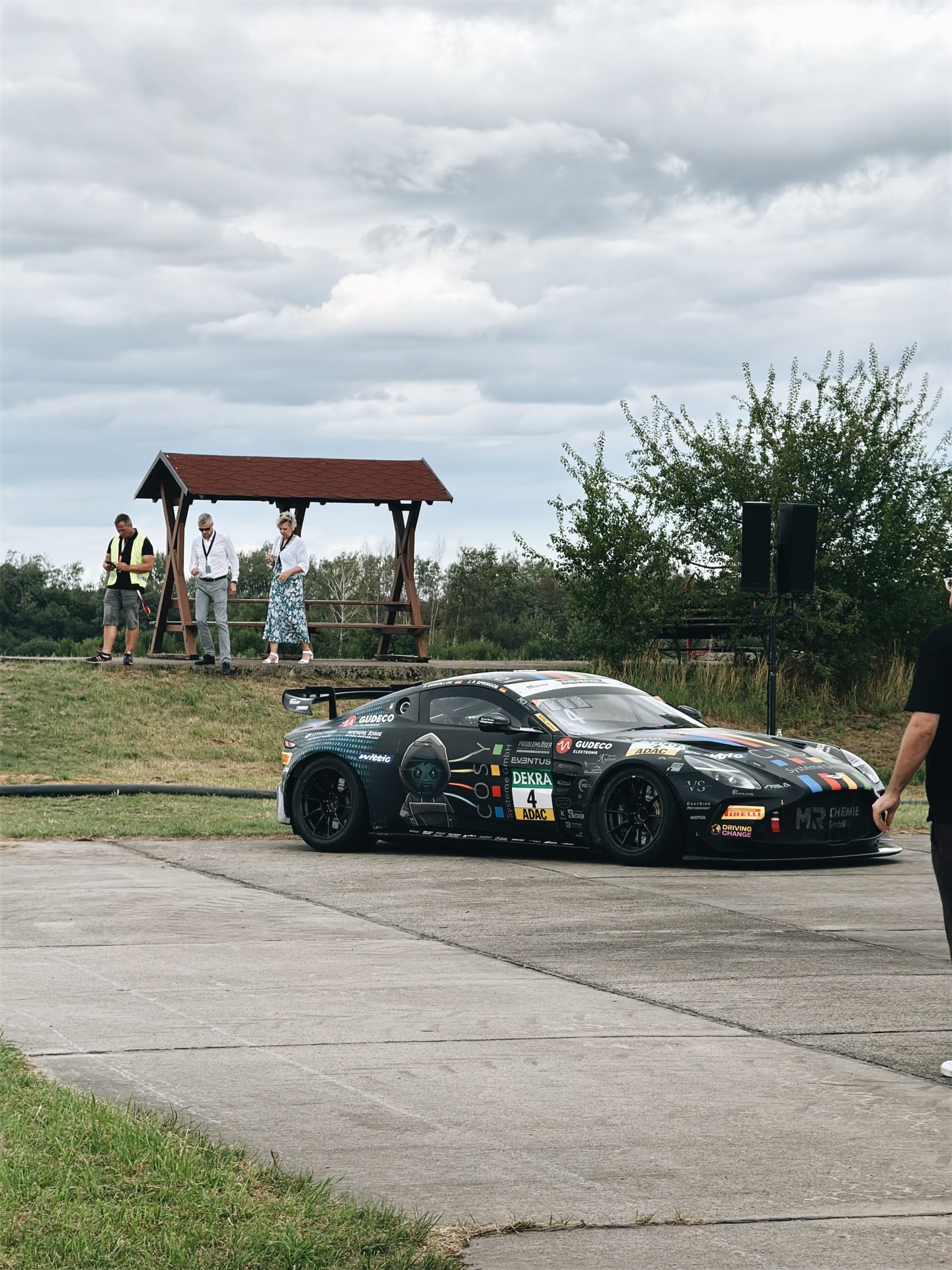 Aston Martin Vantage Rennwagen mit der Startnummer 4 auf dem Vorfeld des Flugplatzes Großenhain