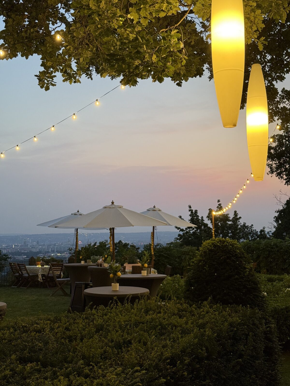Mediterran dekorierte Sommerparty mit Zitronendeko, FOOD-Leuchtbuchstaben und festlicher Tischdekoration