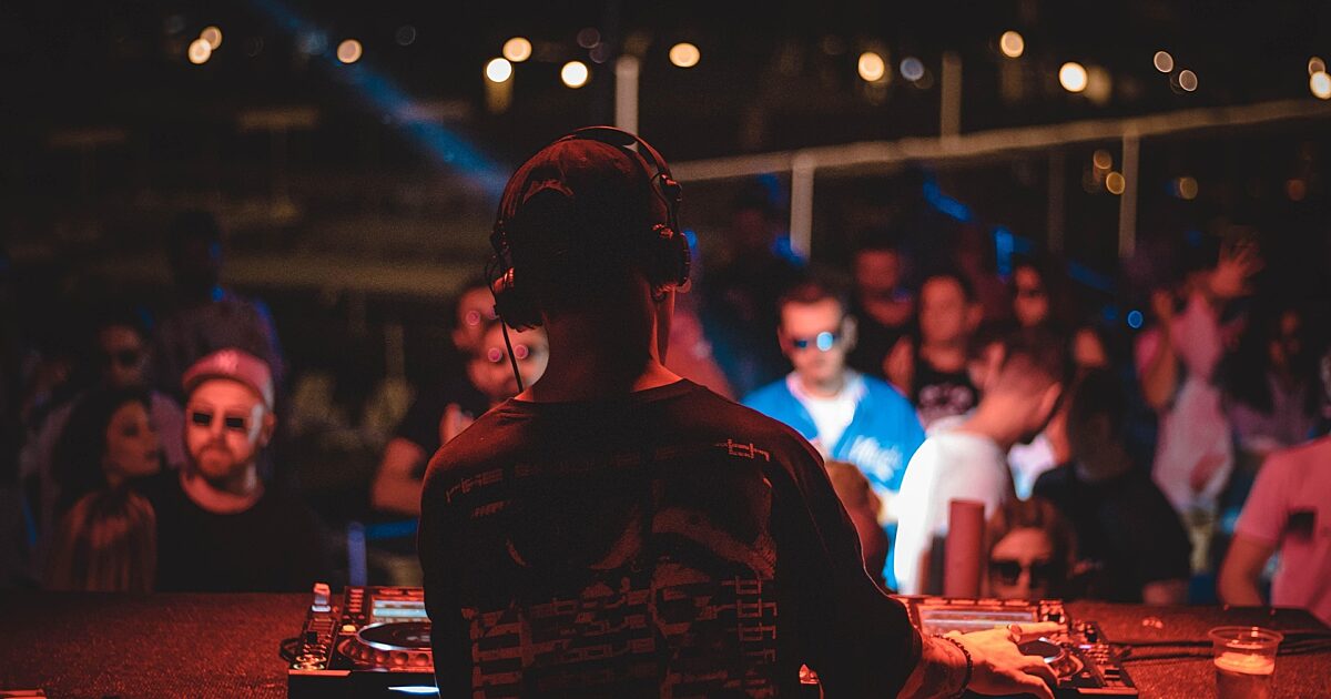 DJ-Pult mit Mischpult und Lichtanlage bei einem Firmenevent oder einer Hochzeitsfeier